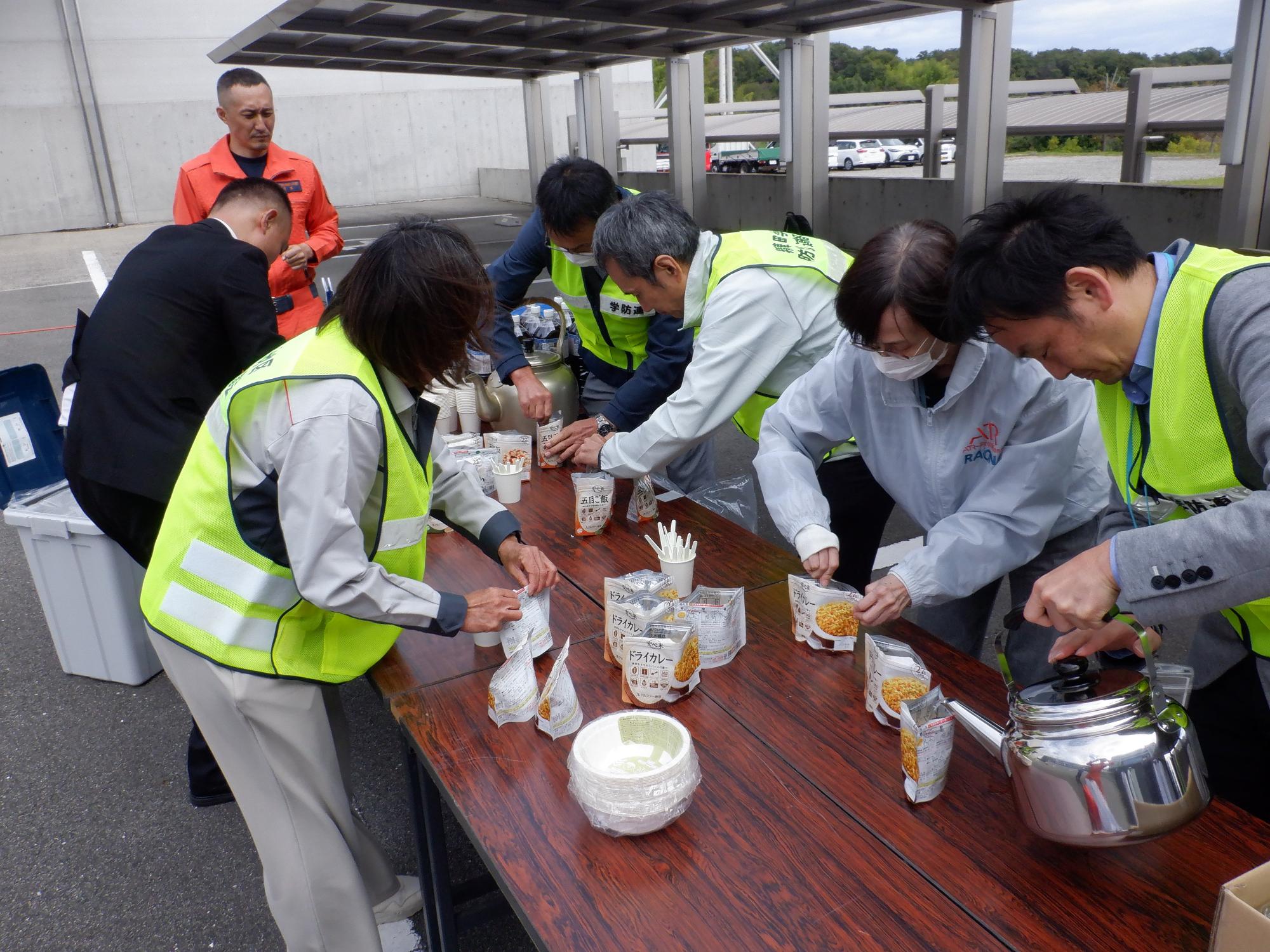 非常食の調理の写真