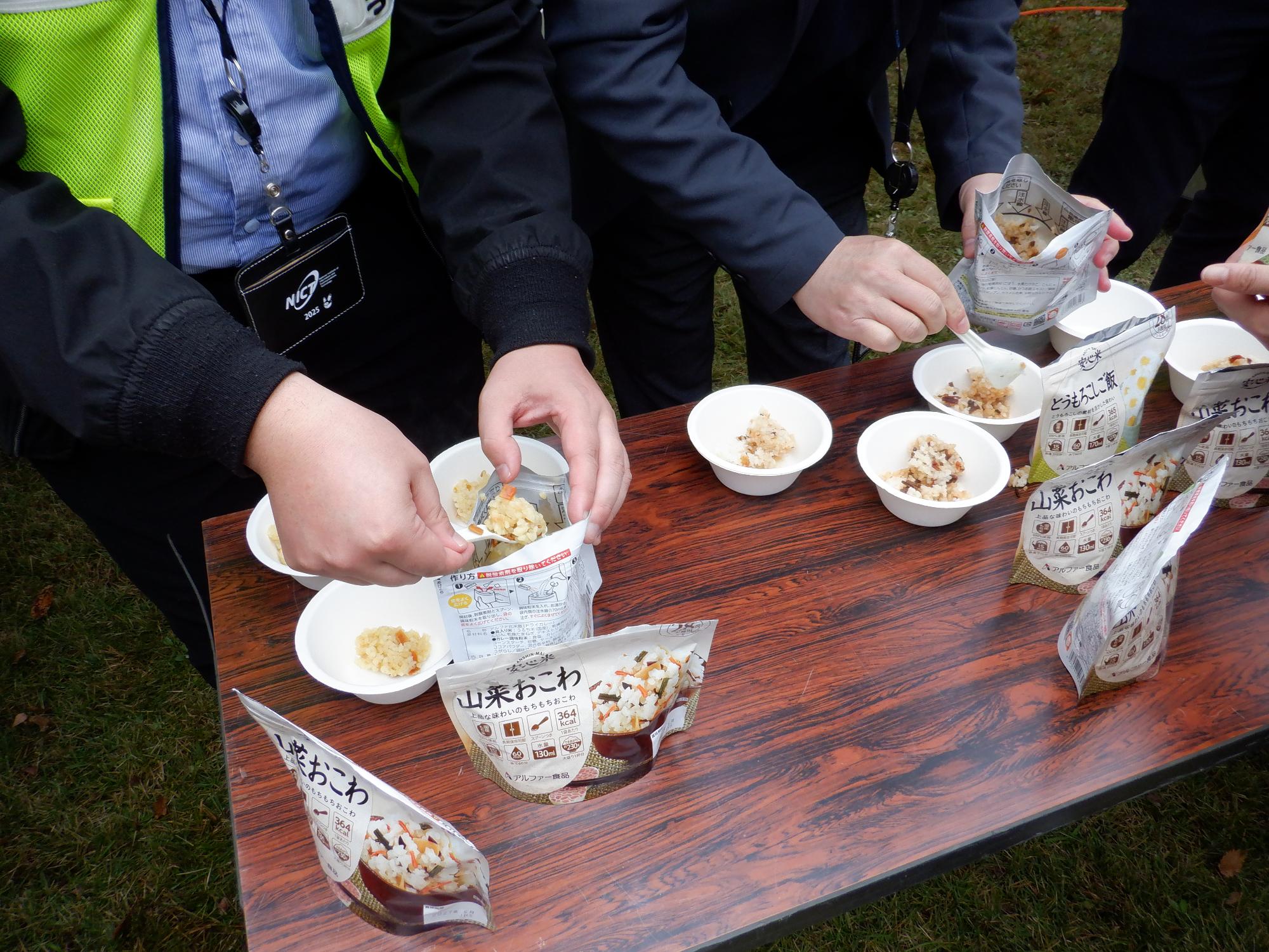 非常食を調理している様子