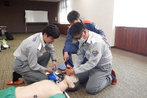 指導救命士による挿管の反復訓練の写真