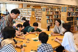 友達親子とボードゲームを楽しむ様子