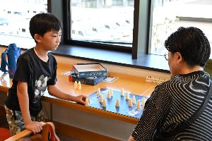 親子でボードゲーム体験する様子