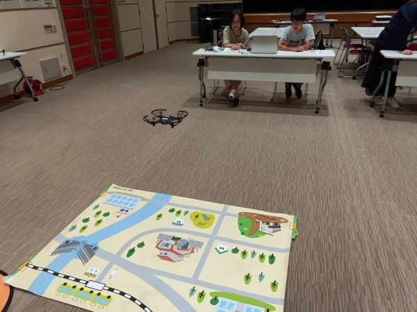 プログラミングしたドローンを飛ばす様子