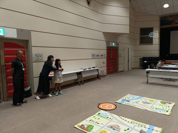 ドローンを操縦する様子