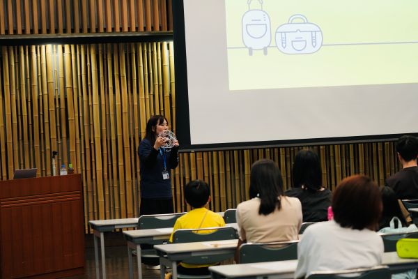 講演する内田佳奈氏