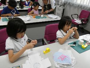 工作に取り組む子どもたち