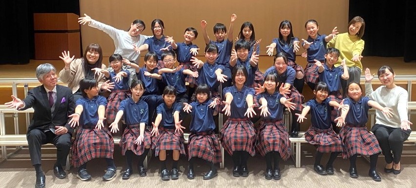 精華町少年少女合唱団と指導者との集合写真