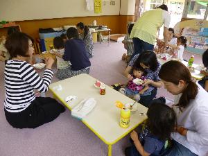 子どもと一緒に試食をしている様子の写真