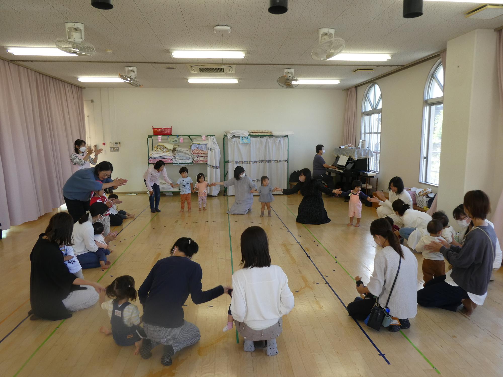 曲に合わせて親子でリズム遊びの様子の写真