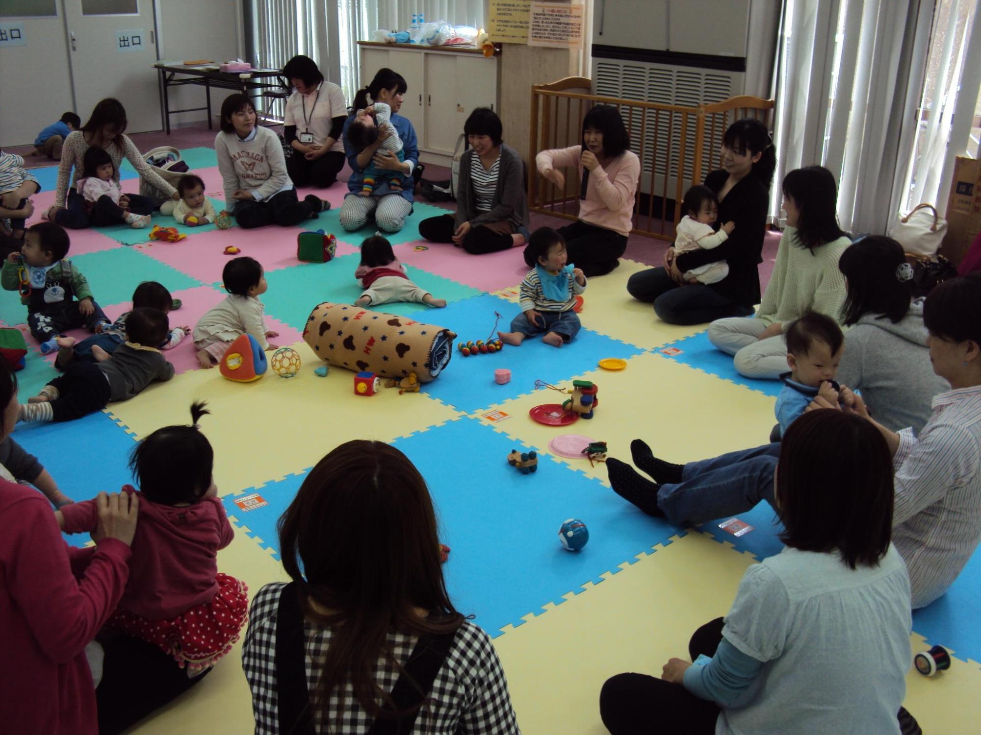 赤ちゃんサロン（助産師を囲んで交流会の様子）