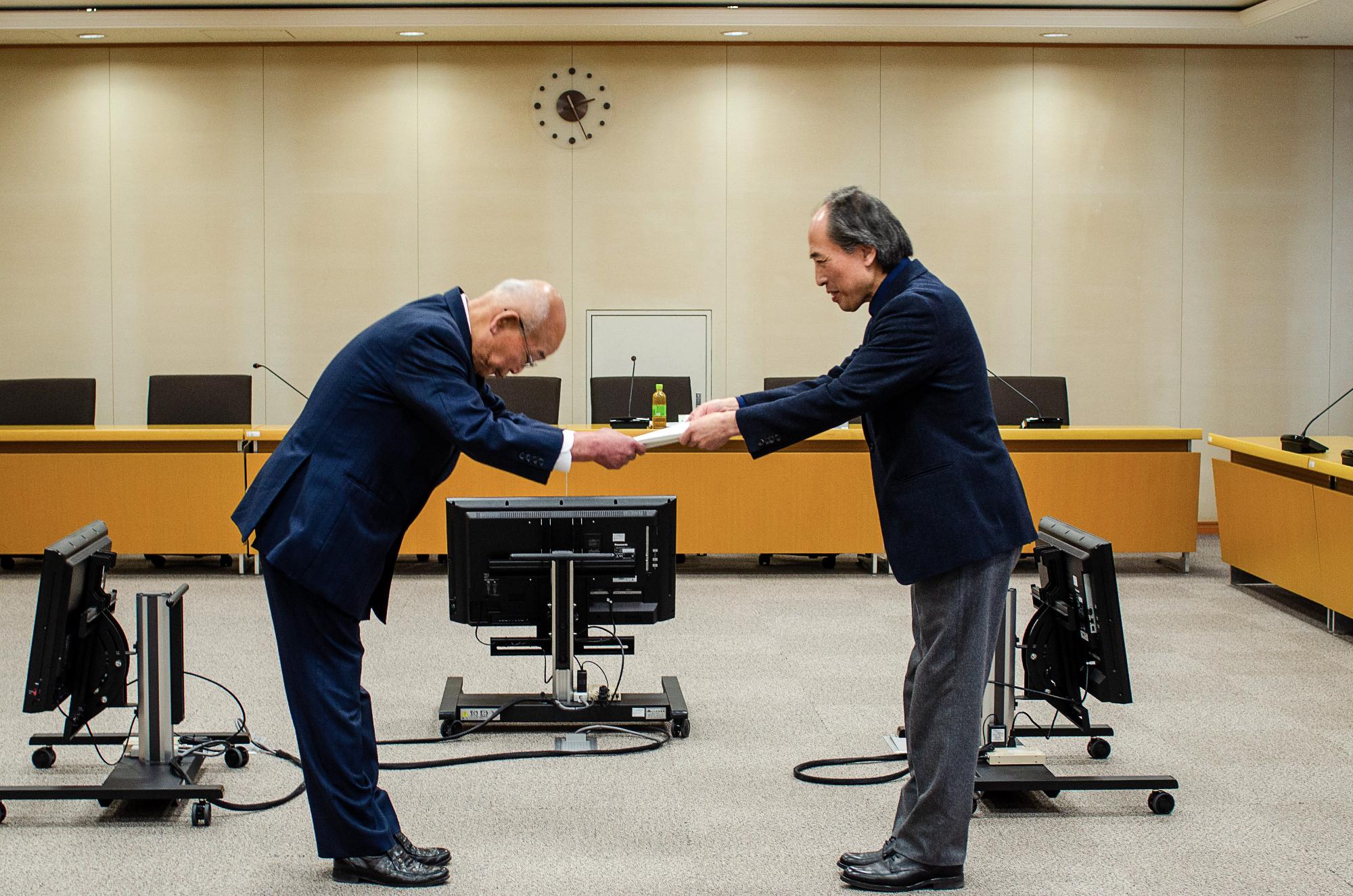 空閑審議会長が杉浦町長へ答申を手渡す写真